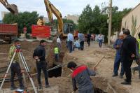 عملیات اجرایی اتصال خروجی شبکه فاضلاب منطقه کیانپارس اهواز واقع در خیابان میهن به خط اصلی فاضلاب