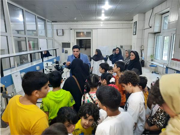 بازدید فرزندان کارکنان از آزمایشگاه مرکزی به منظور آشنایی با روند آزمایش آب