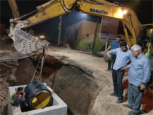 عملیات اجرایی اتصال خروجی شبکه فاضلاب منطقه کیانپارس اهواز واقع در خیابان میهن به خط اصلی فاضلاب