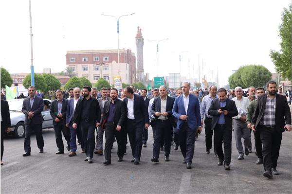 شرکت در مراسم راهپیمایی ۱۳ آبان