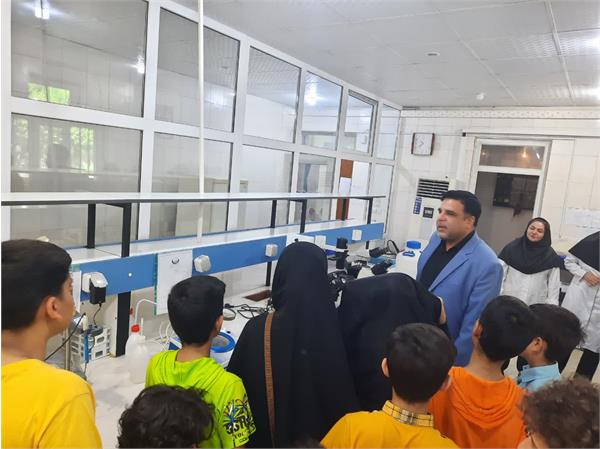 بازدید فرزندان کارکنان از آزمایشگاه مرکزی به منظور آشنایی با روند آزمایش آب