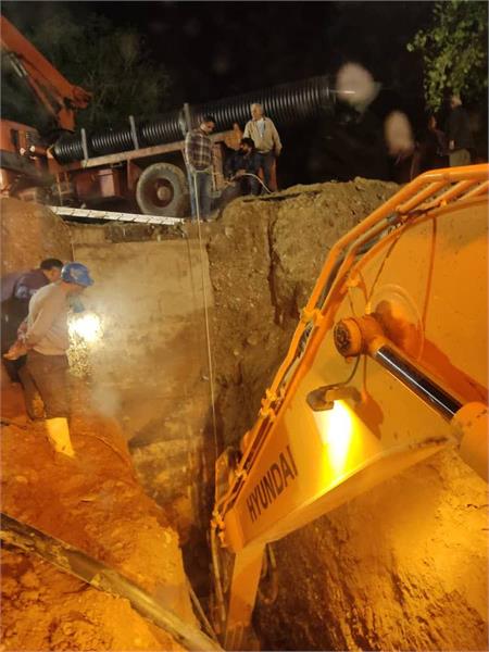 گزارش تصویری از تعمیر شکستگی خط لوله 800 میلیمتری فاضلاب در عمق 12 متری شهرستان دزفول