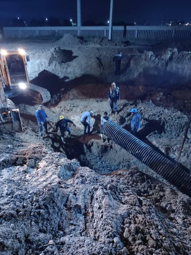 گزارش تصویری از تعمیر شکستگی خط لوله 800 میلیمتری فاضلاب در عمق 12 متری شهرستان دزفول