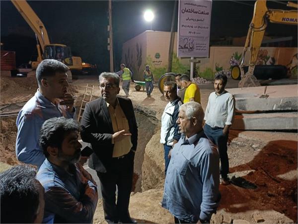 عملیات اجرایی اتصال خروجی شبکه فاضلاب منطقه کیانپارس اهواز واقع در خیابان میهن به خط اصلی فاضلاب