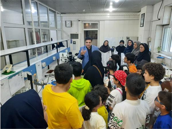 بازدید فرزندان کارکنان از آزمایشگاه مرکزی به منظور آشنایی با روند آزمایش آب