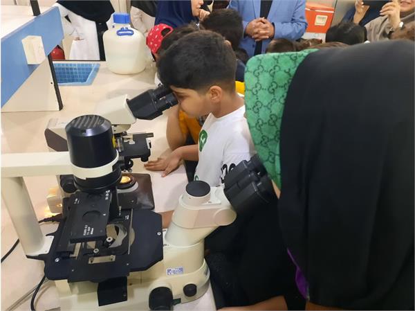 بازدید فرزندان کارکنان از آزمایشگاه مرکزی به منظور آشنایی با روند آزمایش آب