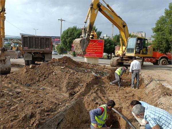 عملیات اجرایی اتصال خروجی شبکه فاضلاب منطقه کیانپارس اهواز واقع در خیابان میهن به خط اصلی فاضلاب
