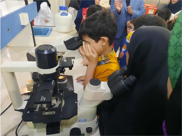 بازدید فرزندان کارکنان از آزمایشگاه مرکزی به منظور آشنایی با روند آزمایش آب