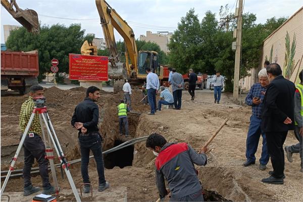 عملیات اجرایی اتصال خروجی شبکه فاضلاب منطقه کیانپارس اهواز واقع در خیابان میهن به خط اصلی فاضلاب