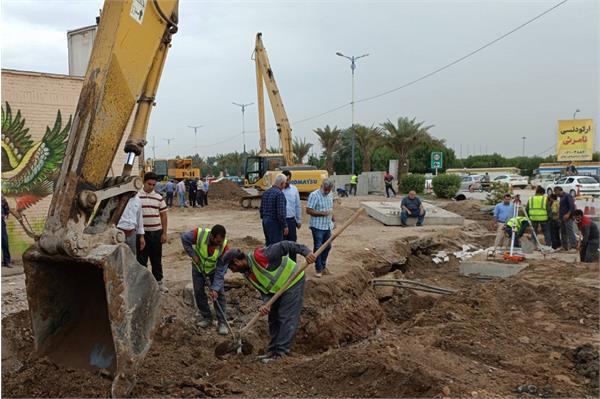 عملیات اجرایی اتصال خروجی شبکه فاضلاب منطقه کیانپارس اهواز واقع در خیابان میهن به خط اصلی فاضلاب