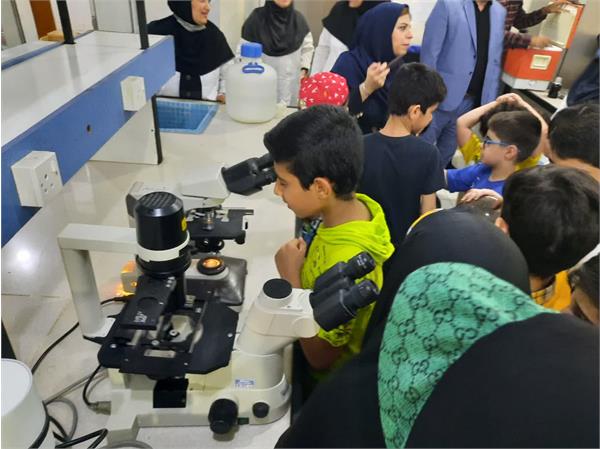 بازدید فرزندان کارکنان از آزمایشگاه مرکزی به منظور آشنایی با روند آزمایش آب