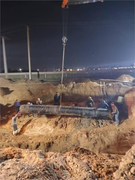 گزارش تصویری از تعمیر شکستگی خط لوله 800 میلیمتری فاضلاب در عمق 12 متری شهرستان دزفول