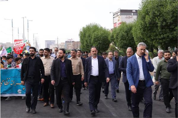 شرکت  در مراسم راهپیمایی ۱۳ آبان