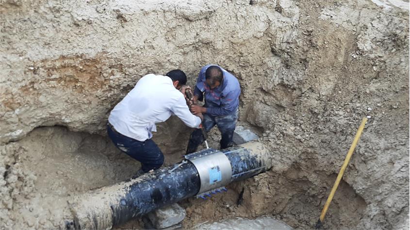 تعمیر شکستگی لوله انتقال   آب شرب در بندر امام خمینی (ره)