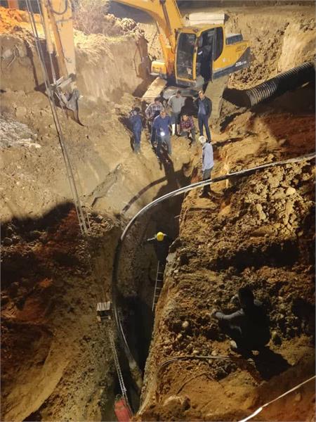 گزارش تصویری از تعمیر شکستگی خط لوله 800 میلیمتری فاضلاب در عمق 12 متری شهرستان دزفول