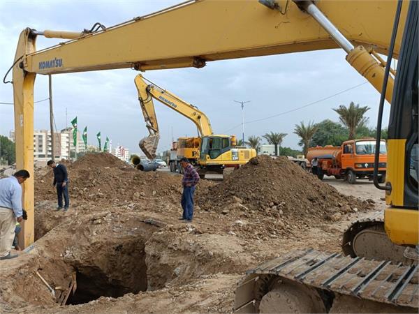 عملیات اجرایی اتصال خروجی شبکه فاضلاب منطقه کیانپارس اهواز واقع در خیابان میهن به خط اصلی فاضلاب