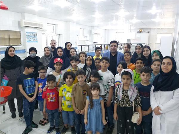 بازدید فرزندان کارکنان از آزمایشگاه مرکزی به منظور آشنایی با روند آزمایش آب