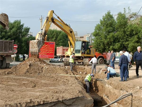 عملیات اجرایی اتصال خروجی شبکه فاضلاب منطقه کیانپارس اهواز واقع در خیابان میهن به خط اصلی فاضلاب