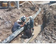 تداوم بهسازی خطوط انتقال آب شرب در آبادان
