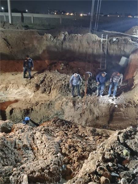 گزارش تصویری از تعمیر شکستگی خط لوله 800 میلیمتری فاضلاب در عمق 12 متری شهرستان دزفول