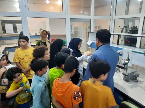 بازدید فرزندان کارکنان از آزمایشگاه مرکزی به منظور آشنایی با روند آزمایش آب